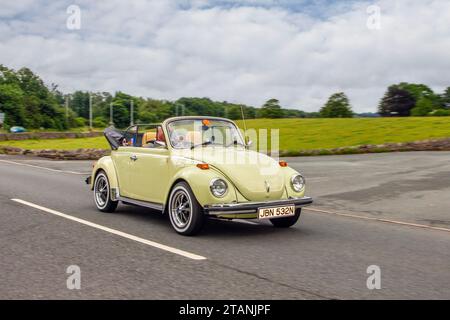 Années 1975 70 Seventies Vert VW Volkswagen essence 1600 cc ; Vintage, moteurs classiques restaurés, collectionneurs automobiles amateurs de moteur, voitures anciennes cabrio, en route pour Leighton Hall voiture classique salon automobile de juillet, Carnforth, Lancashire Royaume-Uni Banque D'Images