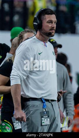 Stade Allegiant. 01 décembre 2023. DaN Lanning, entraîneur-chef de l'Oregon, est sur le banc de touche lors du match de championnat de la conférence de football NCAA PAC 12 entre les Oregon Ducks et les Huskies de Washington. Washington a battu l'Oregon 34-31 à l'Allegiant Stadium. Thurman James/CSM/Alamy Live News Banque D'Images