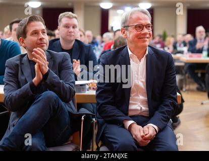 Meiningen, Allemagne. 02 décembre 2023. Kevin Kühnert (à gauche), secrétaire général du SPD, et Georg Maier, président du parti du SPD et ministre de l'intérieur de Thuringe, siègent ensemble à la conférence du parti du SPD Thuringe. Le SPD de Thuringe veut adopter un programme gouvernemental pour les élections de 2024 lors de la conférence du parti. Crédit : Michael Reichel/dpa/Alamy Live News Banque D'Images