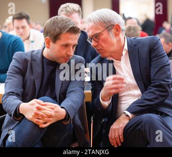 Meiningen, Allemagne. 02 décembre 2023. Kevin Kühnert (l), secrétaire général du SPD, et Georg Maier, président du SPD et ministre de l'intérieur de Thuringe, se parlent lors de la conférence du SPD Thuringe. Le SPD de Thuringe veut adopter un programme gouvernemental pour les élections de 2024 lors de la conférence du parti. Crédit : Michael Reichel/dpa/Alamy Live News Banque D'Images