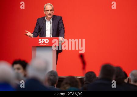 Meiningen, Allemagne. 02 décembre 2023. Georg Maier, président du parti du SPD et ministre de l'intérieur de Thuringe, prend la parole lors de la conférence du parti du SPD Thuringe. Le SPD de Thuringe prévoit d'adopter un programme gouvernemental pour les élections de 2024 lors de la conférence du parti. Crédit : Michael Reichel/dpa/Alamy Live News Banque D'Images