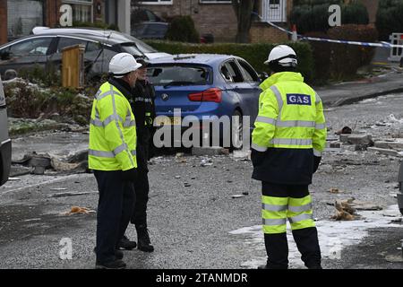 Ingénieurs gaz et policiers sur les lieux de Baberton mains Avenue, Édimbourg, après la mort d'un homme de 84 ans à la suite d'une explosion dans une maison vendredi soir. Date de la photo : Samedi 2 décembre 2023. Banque D'Images