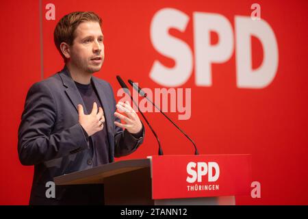 Meiningen, Allemagne. 02 décembre 2023. Kevin Kühnert, secrétaire général du SPD, prend la parole lors de la conférence des partis du SPD Thuringe. Le SPD de Thuringe veut adopter un programme gouvernemental pour les élections de 2024 lors de la conférence du parti. Crédit : Michael Reichel/dpa/Alamy Live News Banque D'Images