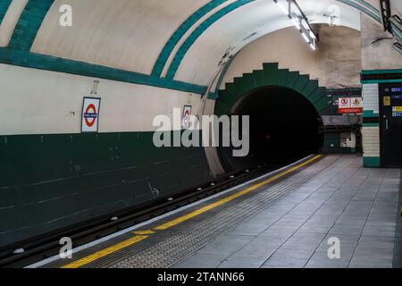 Londres, Royaume-Uni - 25 août 2023 : Station de métro Russell Square sans personne Banque D'Images