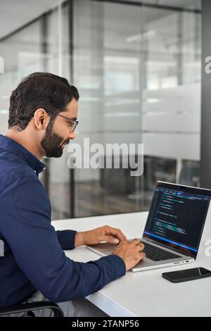 Homme d'affaires indien développeur de logiciels travaillant sur ordinateur portable dans le bureau. Vertical Banque D'Images