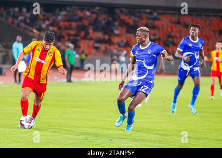 DAR ES SALAAM, TUNISIE – DÉCEMBRE 1 : Houssam Eddine Ghacha d'Esperance et Khadim Diaw d'Al Halil lors du match de Ligue des champions de la CAF entre Al Banque D'Images