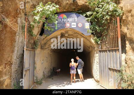 Septembre 09 2023 - Tirana en Albanie : la zone avant l'entrée du Bunkart 1 à Tirana Banque D'Images