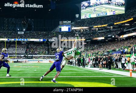 Stade Allegiant. 01 décembre 2023. NV U.S.A. Oregon Tight End Terrance Ferguson (3) tente d'une part une passe lors du match de championnat de conférence de football NCAA PAC 12 entre les Oregon Ducks et les Washington Huskies. Washington a battu l'Oregon 34-31 à l'Allegiant Stadium. Thurman James/CSM/Alamy Live News Banque D'Images