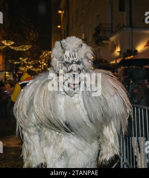 Villach, Autriche - 1 décembre 2023 : défilé de Krampuslauf, spectacle de masques de diables et tenue Nicholas, spectacle amusant dans le centre-ville, plus de 40 groupes de C Banque D'Images