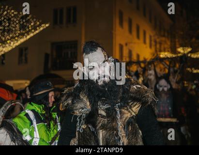 Villach, Autriche - 1 décembre 2023 : défilé de Krampuslauf, spectacle de masques de diables et tenue Nicholas, spectacle amusant dans le centre-ville, plus de 40 groupes de C Banque D'Images