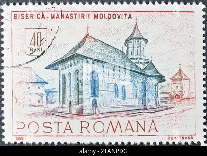 Timbre-poste annulé imprimé par la Roumanie, qui montre le monastère de Moldovița, vers 1968. Banque D'Images