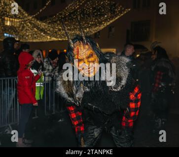 Villach, Autriche - 1 décembre 2023 : défilé de Krampuslauf, spectacle de masques de diables et tenue Nicholas, spectacle amusant dans le centre-ville, plus de 40 groupes de C Banque D'Images