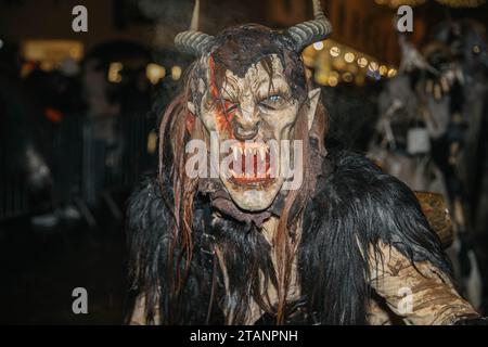 Villach, Autriche - 1 décembre 2023 : défilé de Krampuslauf, spectacle de masques de diables et tenue Nicholas, spectacle amusant dans le centre-ville, plus de 40 groupes de C Banque D'Images