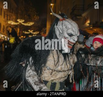 Villach, Autriche - 1 décembre 2023 : défilé de Krampuslauf, spectacle de masques de diables et tenue Nicholas, spectacle amusant dans le centre-ville, plus de 40 groupes de C Banque D'Images