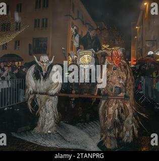 Villach, Autriche - 1 décembre 2023 : défilé de Krampuslauf, spectacle de masques de diables et tenue Nicholas, spectacle amusant dans le centre-ville, plus de 40 groupes de C Banque D'Images