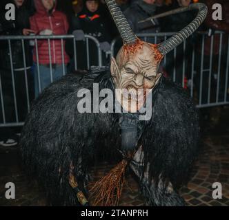 Villach, Autriche - 1 décembre 2023 : défilé de Krampuslauf, spectacle de masques de diables et tenue Nicholas, spectacle amusant dans le centre-ville, plus de 40 groupes de C Banque D'Images