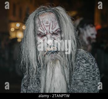 Villach, Autriche - 1 décembre 2023 : défilé de Krampuslauf, spectacle de masques de diables et tenue Nicholas, spectacle amusant dans le centre-ville, plus de 40 groupes de C Banque D'Images