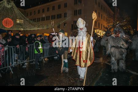 Villach, Autriche - 1 décembre 2023 : défilé de Krampuslauf, spectacle de masques de diables et tenue Nicholas, spectacle amusant dans le centre-ville, plus de 40 groupes de C Banque D'Images