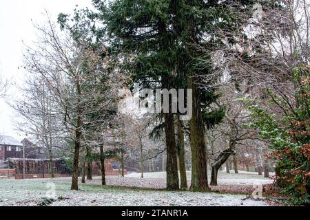 Dundee, Tayside, Écosse, Royaume-Uni. 2 décembre 2023. UK Météo : Ardler Village à Dundee, en Écosse, a connu d'importantes chutes de neige à la suite d'un gel matinal de -5°C. Crédit : Dundee Photographics/Alamy Live News Banque D'Images