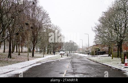 Dundee, Tayside, Écosse, Royaume-Uni. 2 décembre 2023. UK Météo : Ardler Village à Dundee, en Écosse, a connu d'importantes chutes de neige à la suite d'un gel matinal de -5°C. Crédit : Dundee Photographics/Alamy Live News Banque D'Images