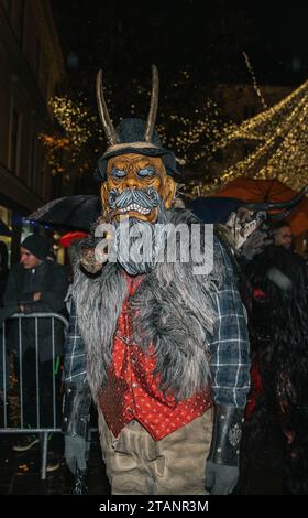 Villach, Autriche - 1 décembre 2023 : défilé de Krampuslauf, spectacle de masques de diables et tenue Nicholas, spectacle amusant dans le centre-ville, plus de 40 groupes de C Banque D'Images