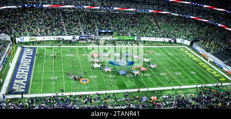 Stade Allegiant. 01 décembre 2023. Performance de l'hymne national de NV U.S.A. avant le match de championnat de la conférence de football NCAA PAC 12 entre les Oregon Ducks et les Huskies de Washington. Washington a battu l'Oregon 34-31 à l'Allegiant Stadium. Thurman James/CSM/Alamy Live News Banque D'Images