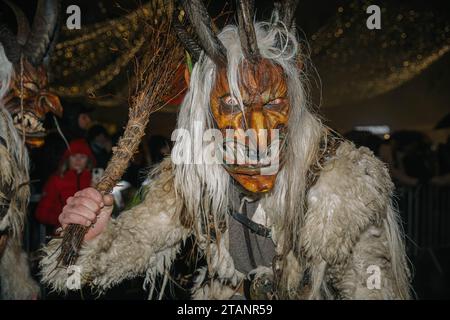 Villach, Autriche - 1 décembre 2023 : défilé de Krampuslauf, spectacle de masques de diables et tenue Nicholas, spectacle amusant dans le centre-ville, plus de 40 groupes de C Banque D'Images