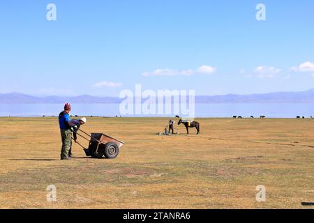 Août 23 2023 - lac Song kol au Kirghizistan : les nomades vivent leur vie ordinaire sur les pâturages d'été Banque D'Images