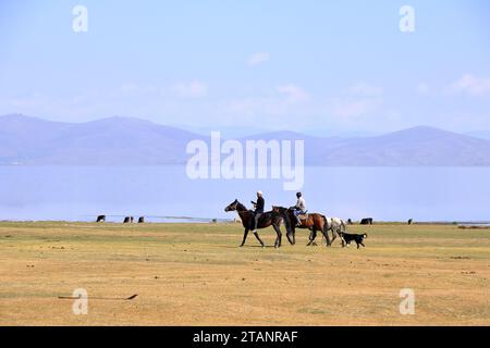 Août 23 2023 - lac Song kol au Kirghizistan : les nomades vivent leur vie ordinaire sur les pâturages d'été Banque D'Images