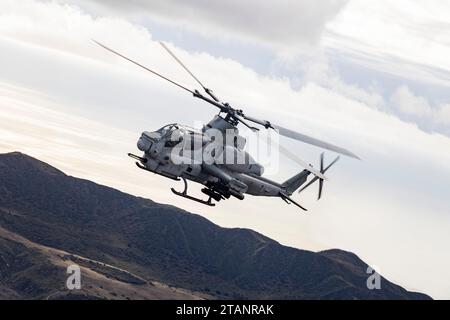 Un AH-1Z Viper escorte le MV-22B Osprey au Marine corps base Camp Pendleton, Californie, le 29 novembre 2023. Photo du sergent Sean Potter Banque D'Images