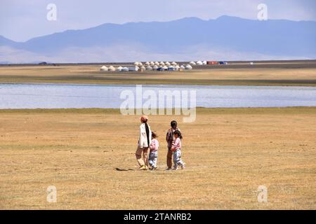 Août 23 2023 - lac Song kol au Kirghizistan : les nomades vivent leur vie ordinaire sur les pâturages d'été Banque D'Images