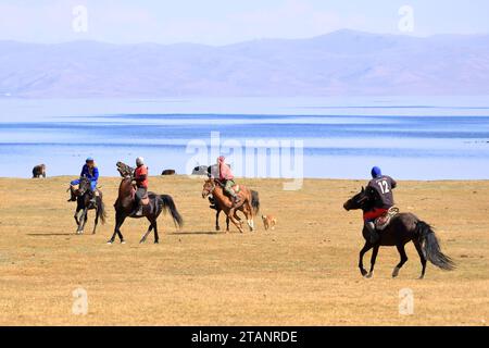 Août 24 2023 - Lac Song kol au Kirghizistan : les habitants jouent au kok boru (ulak tartych), jeu de cheval traditionnel, avec un mannequin en cuir au lieu d'une chèvre carcas Banque D'Images