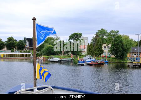 Juillet 31 2023 - Potsdam, Brandebourg en Allemagne : excursion en bateau sur Tiefer See à Berliner Vorstadt, un quartier de Potsdam par temps nuageux Banque D'Images