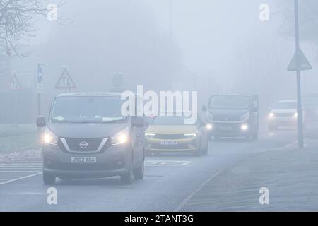 Kidderminster, Royaume-Uni. 2 décembre 2023. Météo au Royaume-Uni : les gens se réveillent par un matin froid, glacial et brumeux à travers les Midlands. La circulation est lente car le brouillard est lent à se lever. Crédit : Lee Hudson/Alamy Live News Banque D'Images