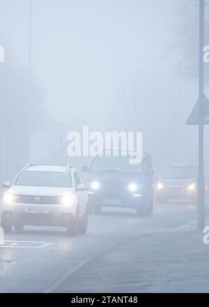 Kidderminster, Royaume-Uni. 2 décembre 2023. Météo au Royaume-Uni : les gens se réveillent par un matin froid, glacial et brumeux à travers les Midlands. La circulation est lente car le brouillard est lent à se lever. Crédit : Lee Hudson/Alamy Live News Banque D'Images