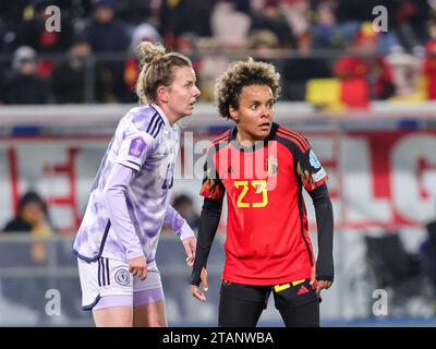 Leuven, Belgique. 01 décembre 2023. L'écossaise Hayley Lauder (13) et la belge Kassandra Missipo (23) photographiées lors d'un match entre l'équipe nationale féminine de Belgique, appelée les Red Flames, et l'équipe nationale féminine d'Écosse, match 5/6 de l'UEFA Women's Nations League 2023-24, le vendredi 01 décembre 2023 à Leuven, Belgique. PHOTO : SEVIL OKTEM | crédit : Sportpix/Alamy Live News Banque D'Images