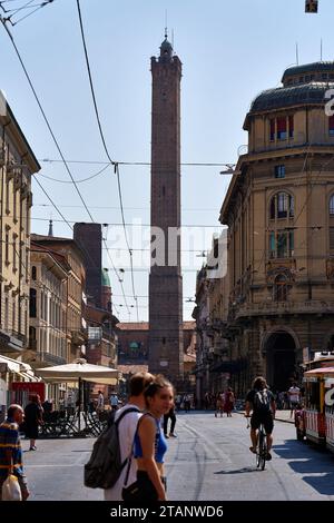 La Tour Asinelli l'une des deux tours penchées de Bologne Banque D'Images