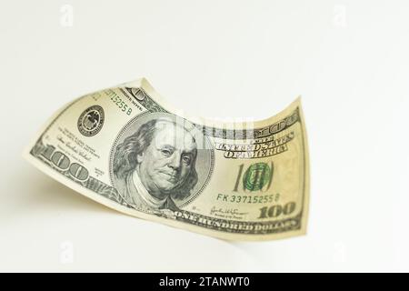 dollars, billets de banque sur fond blanc. Vue de dessus. nouvelles factures Banque D'Images
