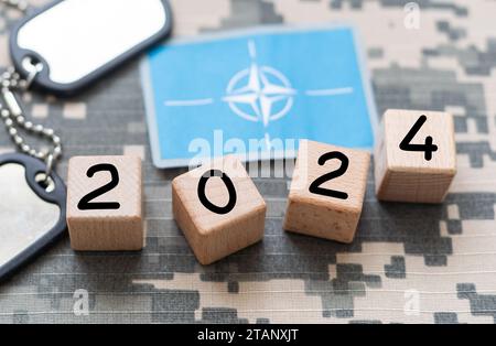 Objectifs allant de l'avant à 2024, route à la suivante, chiffres sur la boîte en bois sur fond bleu., entrer 2024 Banque D'Images