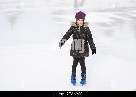 patinage des adolescentes en plein air, patinoire Banque D'Images