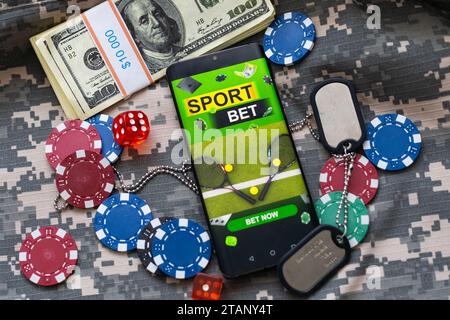 pile de jetons de casino et voiture de jouet, smartphone avec paris sur le sport Banque D'Images