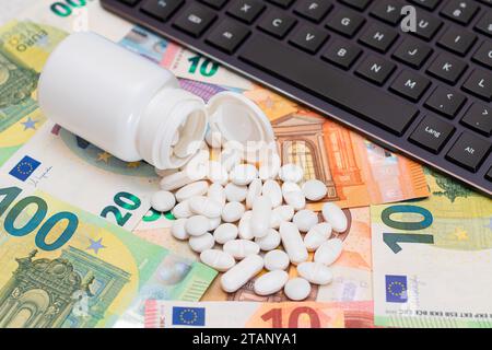 Médecine coûteuse et concept d'inflation : pilules et capsules sur les billets en euros. Industrie pharmaceutique mondiale et Big Pharma. Billets de banque en euros Banque D'Images