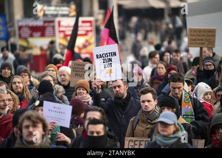 AMSTERDAM - le collectif contre l'islamophobie et la discrimination avec d'autres organisations lors d'une manifestation sur la place du Dam contre le leader du PVV Geert Wilders. Sous la rubrique "pas mon Premier ministre", les manifestants disent vouloir exprimer leur soutien à la liberté de religion, aux droits de l'homme, à la justice climatique, à la solidarité internationale et à la démocratie. ANP JEROEN JUMELET pays-bas Out - belgique Out Credit : ANP/Alamy Live News Banque D'Images