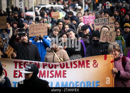 AMSTERDAM - le collectif contre l'islamophobie et la discrimination avec d'autres organisations lors d'une manifestation sur la place du Dam contre le leader du PVV Geert Wilders. Sous la rubrique "pas mon Premier ministre", les manifestants disent vouloir exprimer leur soutien à la liberté de religion, aux droits de l'homme, à la justice climatique, à la solidarité internationale et à la démocratie. ANP JEROEN JUMELET pays-bas Out - belgique Out Credit : ANP/Alamy Live News Banque D'Images