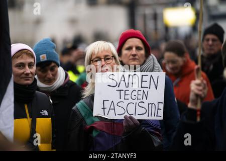 AMSTERDAM - le collectif contre l'islamophobie et la discrimination avec d'autres organisations lors d'une manifestation sur la place du Dam contre le leader du PVV Geert Wilders. Sous la rubrique "pas mon Premier ministre", les manifestants disent vouloir exprimer leur soutien à la liberté de religion, aux droits de l'homme, à la justice climatique, à la solidarité internationale et à la démocratie. ANP JEROEN JUMELET pays-bas Out - belgique Out Credit : ANP/Alamy Live News Banque D'Images