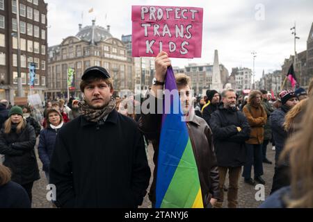 AMSTERDAM - le collectif contre l'islamophobie et la discrimination avec d'autres organisations lors d'une manifestation sur la place du Dam contre le leader du PVV Geert Wilders. Sous la rubrique "pas mon Premier ministre", les manifestants disent vouloir exprimer leur soutien à la liberté de religion, aux droits de l'homme, à la justice climatique, à la solidarité internationale et à la démocratie. ANP JEROEN JUMELET pays-bas Out - belgique Out Credit : ANP/Alamy Live News Banque D'Images