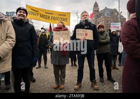 AMSTERDAM - le collectif contre l'islamophobie et la discrimination avec d'autres organisations lors d'une manifestation sur la place du Dam contre le leader du PVV Geert Wilders. Sous la rubrique "pas mon Premier ministre", les manifestants disent vouloir exprimer leur soutien à la liberté de religion, aux droits de l'homme, à la justice climatique, à la solidarité internationale et à la démocratie. ANP JEROEN JUMELET pays-bas Out - belgique Out Credit : ANP/Alamy Live News Banque D'Images