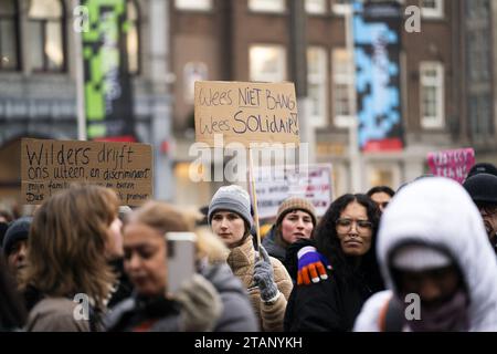 AMSTERDAM - le collectif contre l'islamophobie et la discrimination avec d'autres organisations lors d'une manifestation sur la place du Dam contre le leader du PVV Geert Wilders. Sous la rubrique "pas mon Premier ministre", les manifestants disent vouloir exprimer leur soutien à la liberté de religion, aux droits de l'homme, à la justice climatique, à la solidarité internationale et à la démocratie. ANP JEROEN JUMELET pays-bas Out - belgique Out Credit : ANP/Alamy Live News Banque D'Images