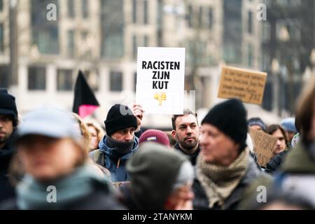 AMSTERDAM - le collectif contre l'islamophobie et la discrimination avec d'autres organisations lors d'une manifestation sur la place du Dam contre le leader du PVV Geert Wilders. Sous la rubrique "pas mon Premier ministre", les manifestants disent vouloir exprimer leur soutien à la liberté de religion, aux droits de l'homme, à la justice climatique, à la solidarité internationale et à la démocratie. ANP JEROEN JUMELET pays-bas Out - belgique Out Credit : ANP/Alamy Live News Banque D'Images