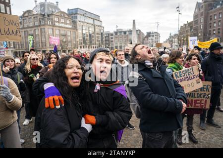 AMSTERDAM - le collectif contre l'islamophobie et la discrimination avec d'autres organisations lors d'une manifestation sur la place du Dam contre le leader du PVV Geert Wilders. Sous la rubrique "pas mon Premier ministre", les manifestants disent vouloir exprimer leur soutien à la liberté de religion, aux droits de l'homme, à la justice climatique, à la solidarité internationale et à la démocratie. ANP JEROEN JUMELET pays-bas Out - belgique Out Credit : ANP/Alamy Live News Banque D'Images